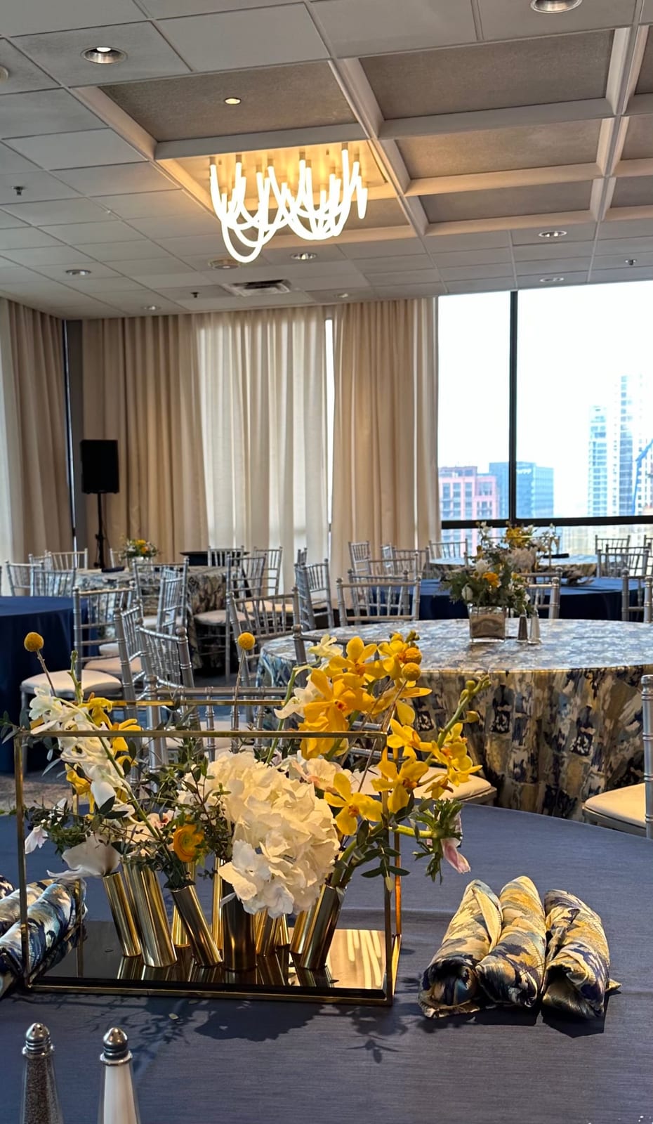 Amalfi Sapphire tablecloth at a Windy City Linen event