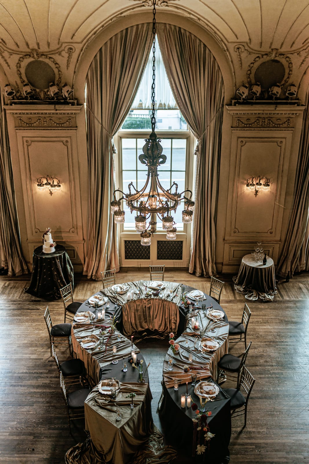 Velvet Gold tablecloth at a Windy City Linen event