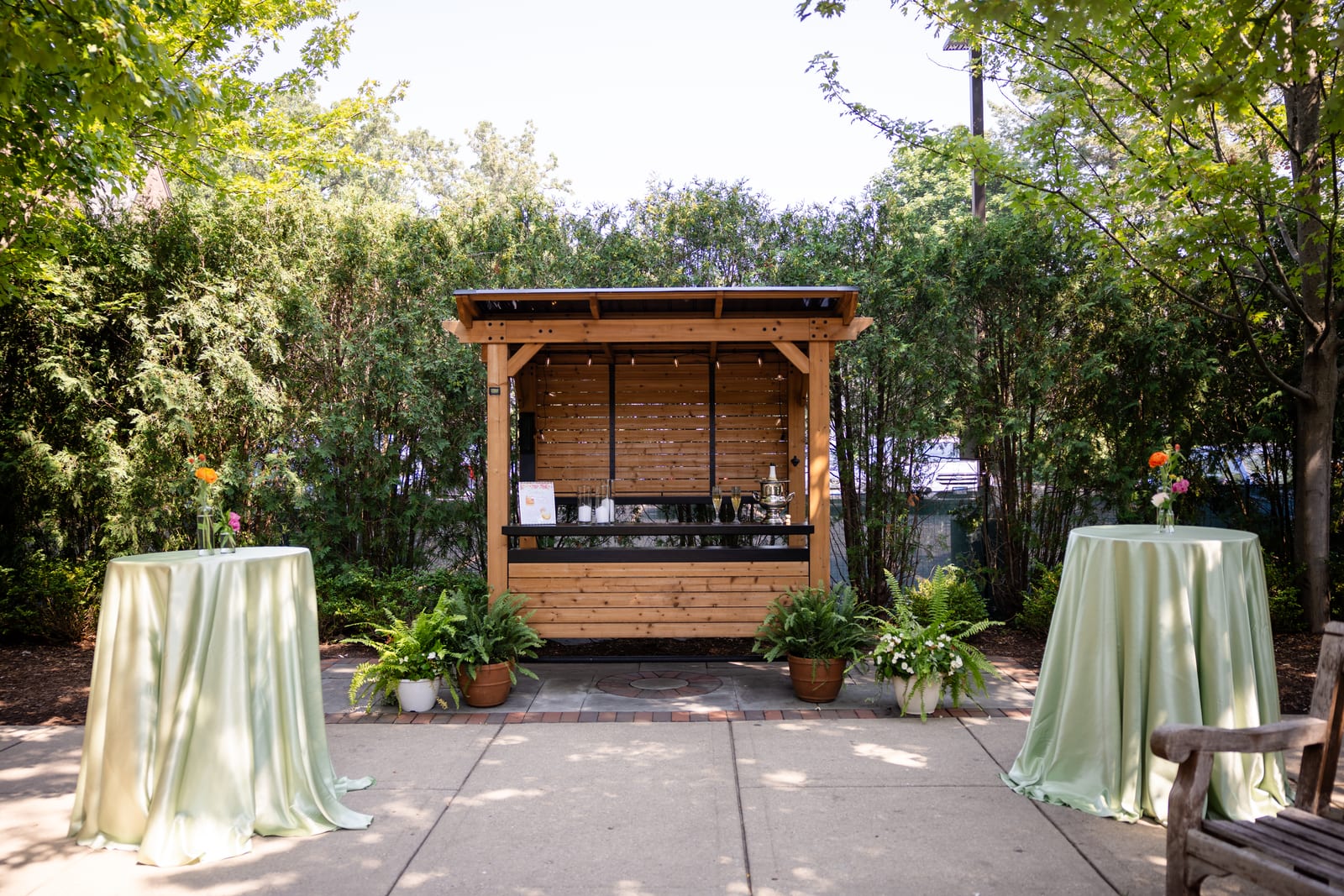 Hampton Botanical Apple tablecloth at a Windy City Linen event
