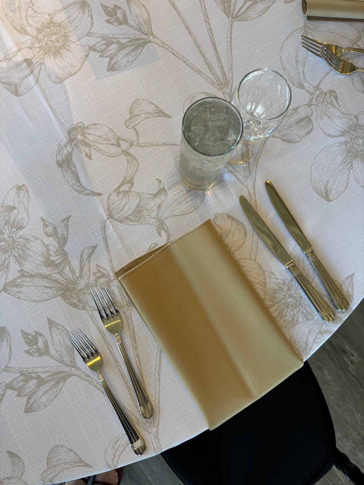 Hampton Botanical Dune tablecloth at a Windy City Linen event