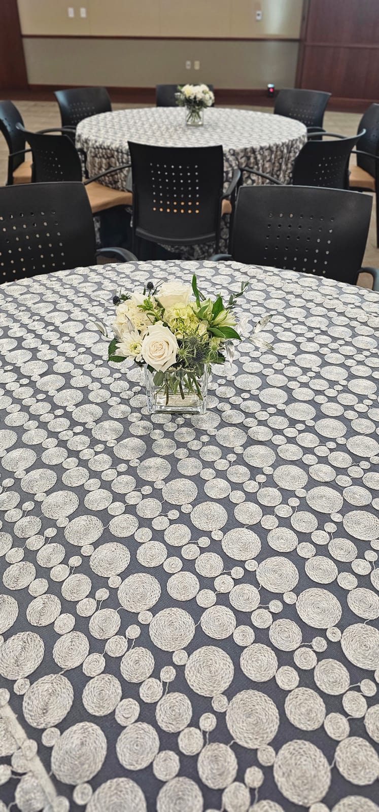 Concentric Silver tablecloth at a Windy City Linen event